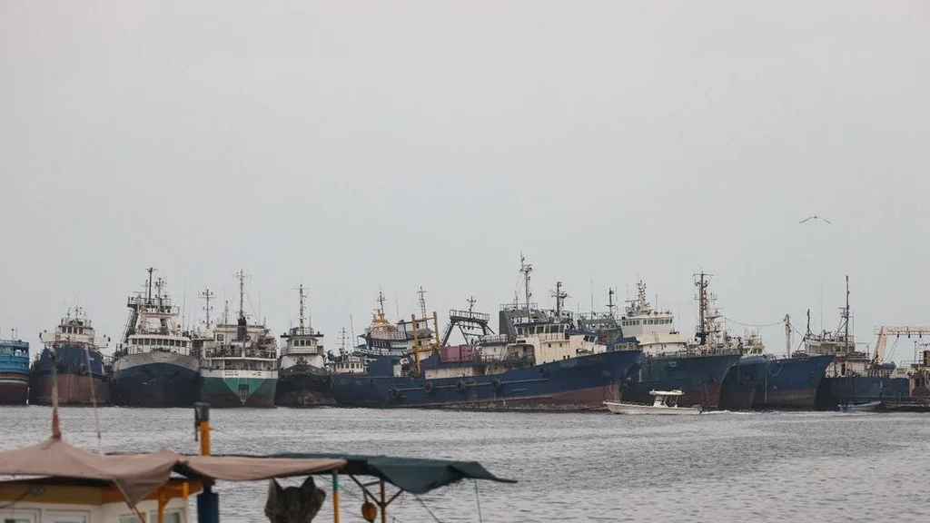 Drone strike hits fishing boat off Iran's Sirik port, three injured