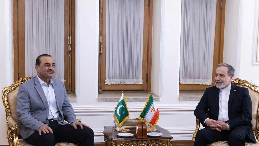 Iran's FM Araghchi and Pakistan's army chief Munir discuss regional tensions by phone